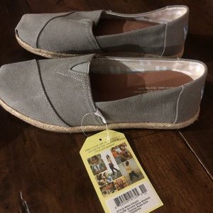 Toms slip on 7.5